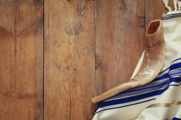 Mantón de oración - Tallit y Shofar (cuerno) símbolo religioso judío — Foto de Stock