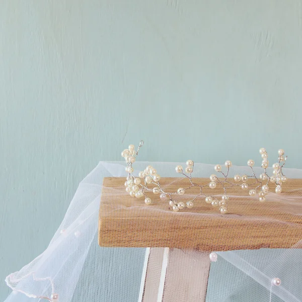 Foto van parels tiara op toilet-tafel — Stockfoto