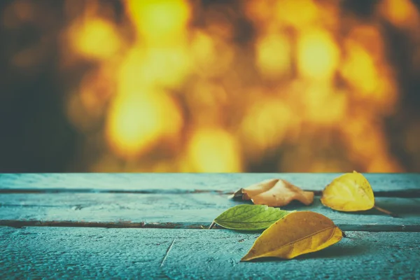 Höstens bakgrund med torra löv på träbord — Stockfoto