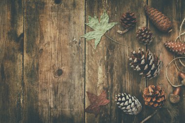 Çam kozalakları üstten görünüm ahşap arka plan üzerinde