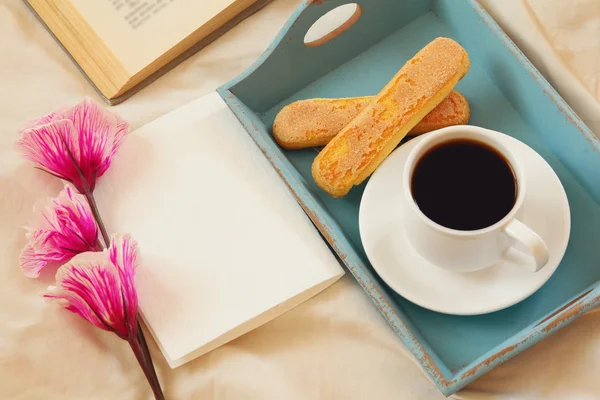 Romantická snídaně v posteli: sušenky, káva, květiny — Stock fotografie