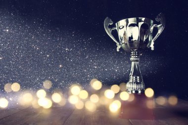 düşük anahtar görüntü Trophy üzerinde ahşap masa