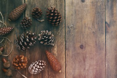 Çam kozalakları üstten görünüm rustik ahşap zemin üzerine