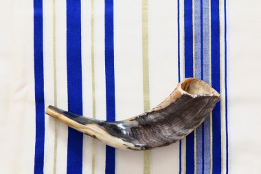Dua şal - şalıma ve Shofar (horn) Yahudi dini sembolü