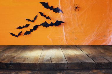 Örümcek web arka plan önünde boş rustik masa