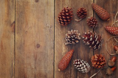 Çam kozalakları üstten görünüm rustik ahşap zemin üzerine