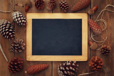 Çam kozalakları ve boş yazı tahtası Üstten Görünüm