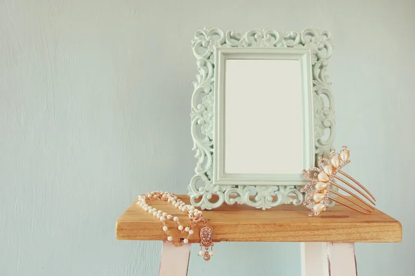 Montatura vittoriana bianca, collana di perle e pettine per capelli — Foto Stock