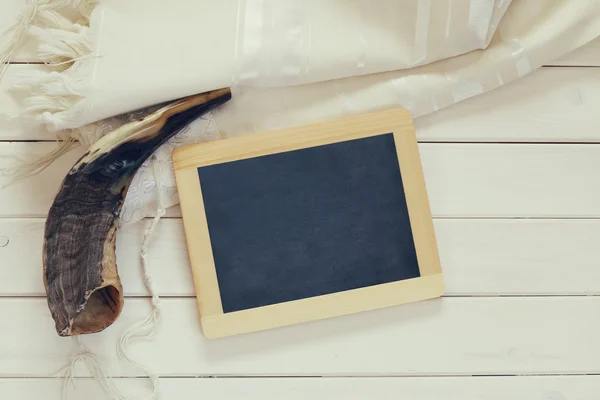 White Prayer Shawl Tallit, and Shofar (horn) (en inglés). Religioso judío —  Fotos de Stock