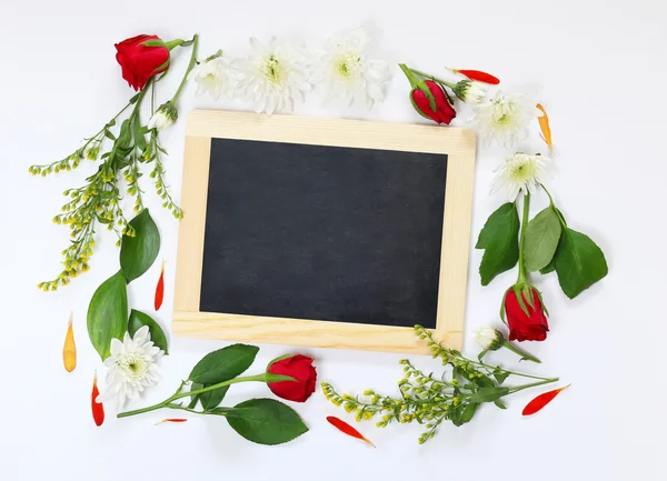 Ovanifrån av vackra blommor och Tom blackboard — Stockfoto