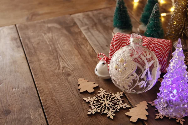 Weihnachtskonzept. Zierbaum neben Dekoration — Stockfoto