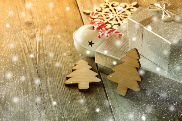 Kerst concept. Decoratieve kerstboom naast geschenkdozen — Stockfoto