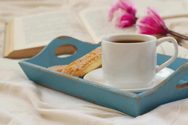 Romantic breakfast in the bed: cookies, hot coffee, flowers and — Stock Photo, Image