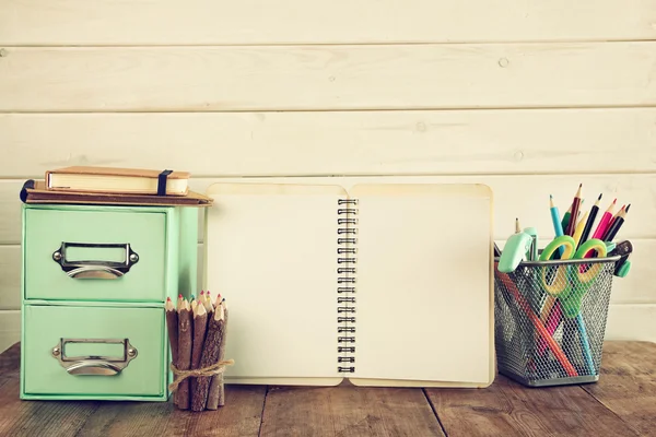 Útiles escolares en mesa de madera —  Fotos de Stock