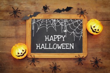 Kabaklar, örümcekler, yarasalar ve yazı tahtası