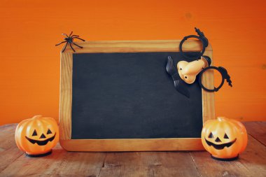 Şirin kabaklar yanındaki boş yazı tahtası