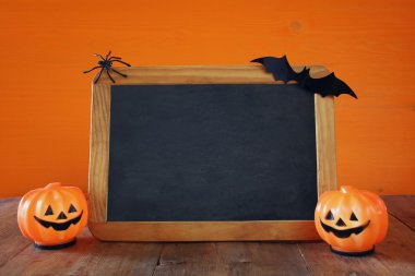 Şirin kabaklar yanındaki boş yazı tahtası