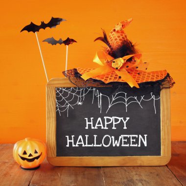 Cadı şapka, tatlı kabak ve yazı tahtası