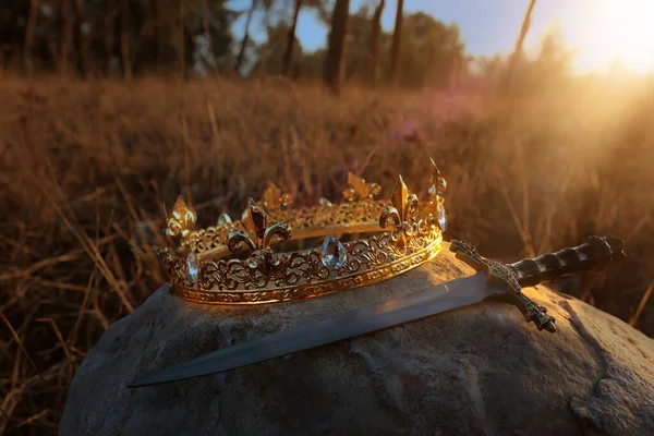 Misteriosa Mágica Foto Corona Oro Rey Espada Bosque Inglaterra Sobre —  Fotos de Stock