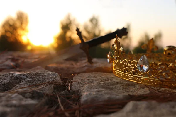 Misteriosa Mágica Foto Corona Oro Rey Espada Bosque Inglaterra Sobre —  Fotos de Stock