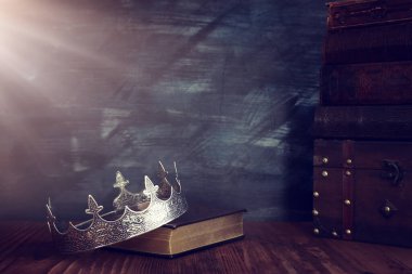 Eski kitaptaki güzel kraliçe / kral tacının gösterişsiz görüntüsü. Eski model filtrelenmiş. fantezi ortaçağ dönemi