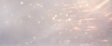 Pırıl pırıl ışıklar arka plan. Gümüş, altın ve beyaz. Odaklanmamış