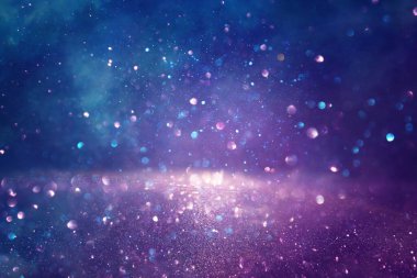 Soyut parıltılı ışıkların arkaplanı. Altın, mavi ve mor. & Odaklan