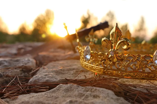 Misteriosa Mágica Foto Corona Oro Rey Espada Bosque Inglaterra Sobre —  Fotos de Stock