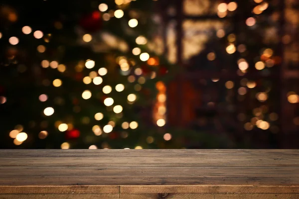 Leerer Tisch Vor Dem Weihnachtsbaum Mit Dekoration Hintergrund Für Produktdisplay — Stockfoto