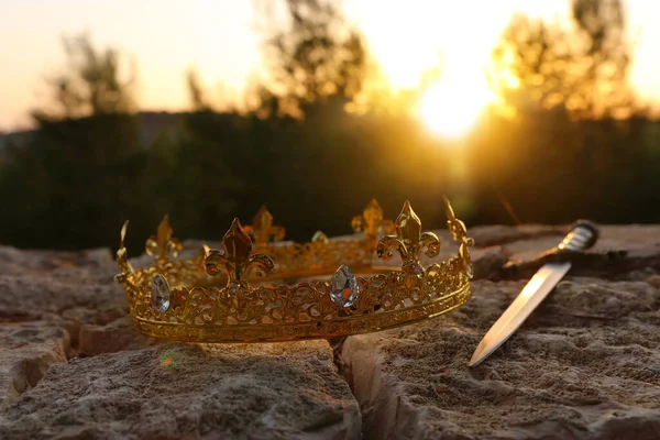 Misteriosa Mágica Foto Ouro Rei Coroa Espada Inglaterra Bosques Sobre — Fotografia de Stock