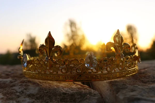 Misteriosa Mágica Foto Rei Ouro Coroa Inglaterra Bosques Sobre Pedra — Fotografia de Stock