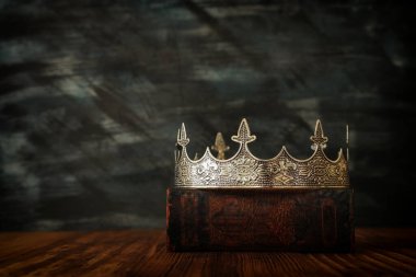 Eski kitaptaki güzel kraliçe / kral tacının gösterişsiz görüntüsü. Eski model filtrelenmiş. fantezi ortaçağ dönemi