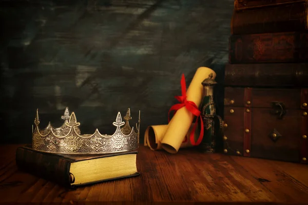 Baixa Imagem Chave Bela Rainha Rei Coroa Livros Antigos Pena — Fotografia de Stock