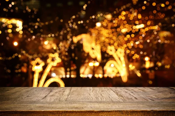Prázdný Stůl Před Vánoční Stromeček Dekoracemi Pozadí Pro Montáž Zobrazení — Stock fotografie