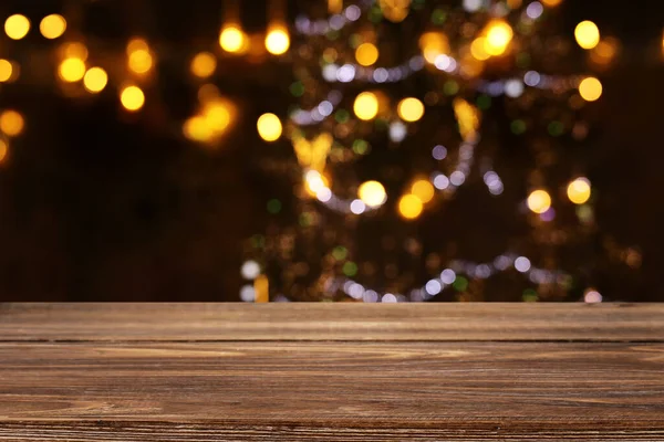 Leerer Tisch Vor Dem Weihnachtsbaum Mit Dekoration Hintergrund Für Produktdisplay — Stockfoto