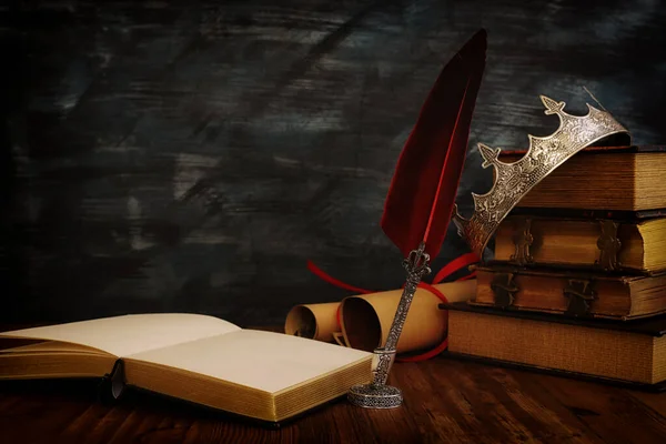 漂亮的女王 旧书和羽毛笔在木制桌子上的低调形象 幻想中世纪时期 — 图库照片
