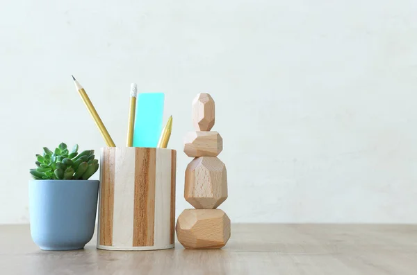 Stijlvolle Minimale Werkplaats Met Plant Potloden Standaard Dummy Houten Bureau — Stockfoto