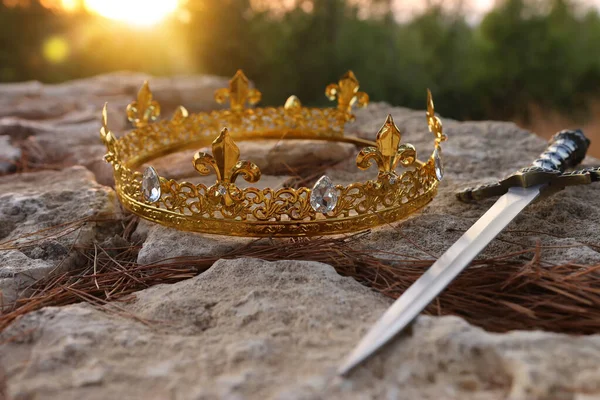 Misteriosa Mágica Foto Ouro Rei Coroa Espada Inglaterra Bosques Sobre — Fotografia de Stock