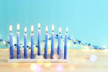Menorah (geleneksel şamdan) ve mumlarla Yahudi bayramı Hanuka arkaplanının dini görüntüsü