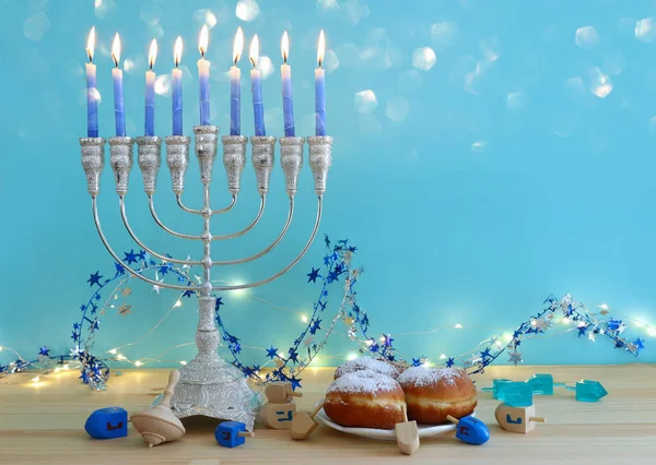 犹太节日光明节与薄荷糖 传统的坎德拉布拉 甜甜圈和木制德尔 纺纱顶部 的图像 — 图库照片