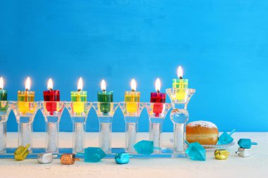 Yahudi bayramı arkaplan resmi kristal menorah (geleneksel şamdan) ve renkli yağ mumu ile