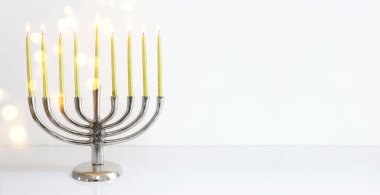 Menorah (geleneksel şamdan) ve mumlarla Yahudi bayramı Hanuka arkaplanının dini görüntüsü
