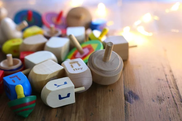 Banner Fiesta Judía Hanukkah Con Dreidels Madera Peonza Sobre Fondo —  Fotos de Stock