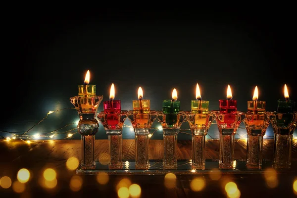 ユダヤ人の休日のイメージ水晶Menorah 伝統的な燭台 とオイルキャンドルとハヌカの背景 — ストック写真