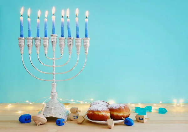 犹太节日光明节的宗教图像 背景为传统烛台和蜡烛 — 图库照片