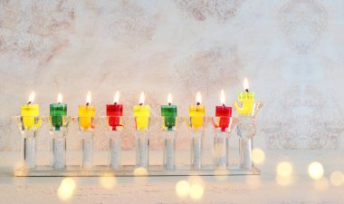 Yahudi bayramı arkaplan resmi kristal menorah (geleneksel şamdan) ve renkli yağ mumu ile
