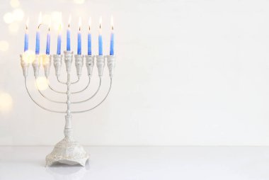Menorah (geleneksel şamdan) ve mumlarla Yahudi bayramı Hanuka arkaplanının dini görüntüsü