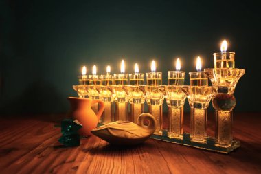 Yahudi bayramı arkaplan resmi kristal menorah (geleneksel şamdan) ve yağ mumları ile