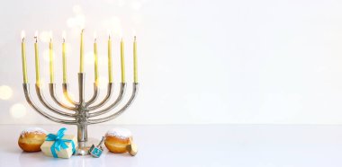 Menoralı Yahudi bayramı Hanuka resmi (geleneksel Candelabra), çörek ve ahşap dreidel (dönen top))