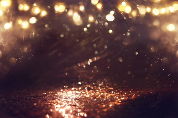 Soyut altın ve siyah parıltılı ışıkların arkaplanı. Odaklanamadı